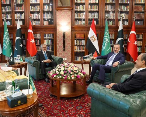 Le Pakistan annonce l'accueil de pourparlers de paix entre les États-Unis et l'Iran, mais des divergences persistent parmi les États du Golfe