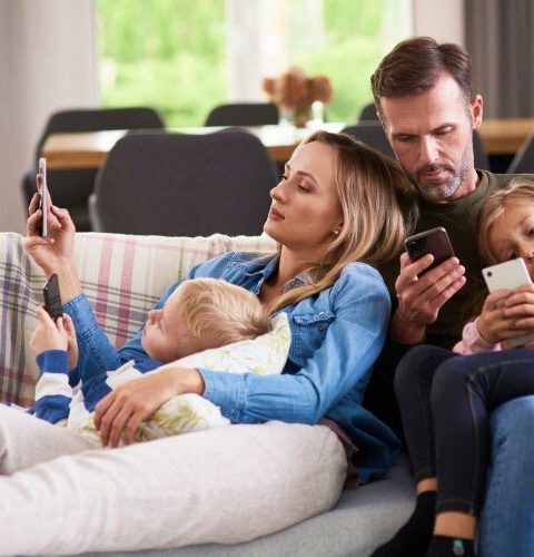 Le phubbing : quand le téléphone devient prioritaire sur les interactions humaines