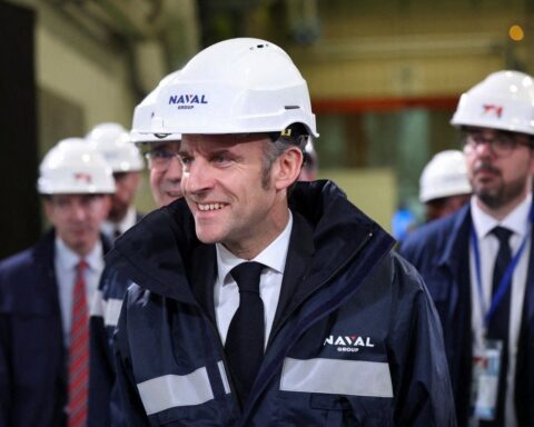 Le président Macron visite le chantier des chaufferies nucléaires du porte-avions « France Libre » à Nantes