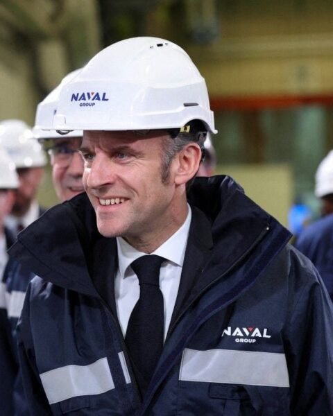 Le président Macron visite le chantier des chaufferies nucléaires du porte-avions « France Libre » à Nantes