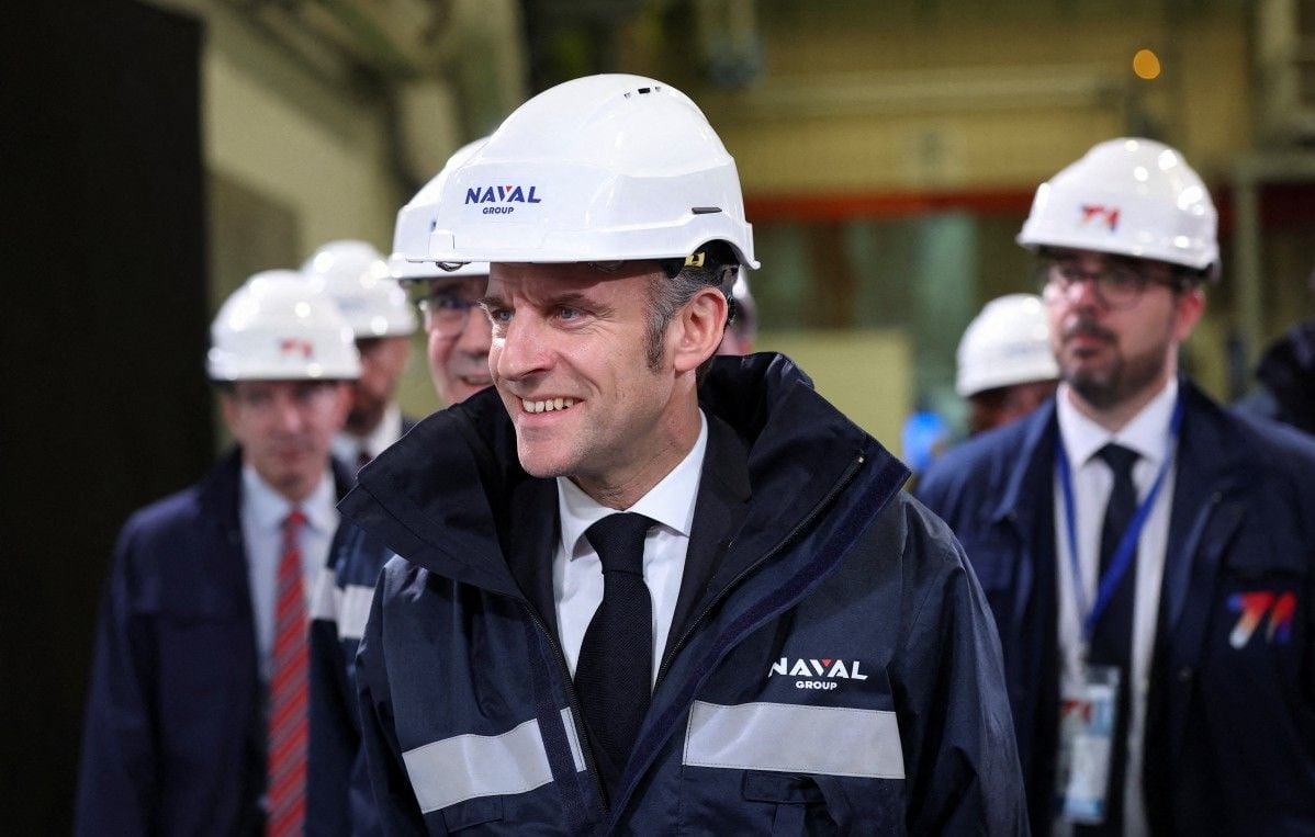 Le président Macron visite le chantier des chaufferies nucléaires du porte-avions « France Libre » à Nantes