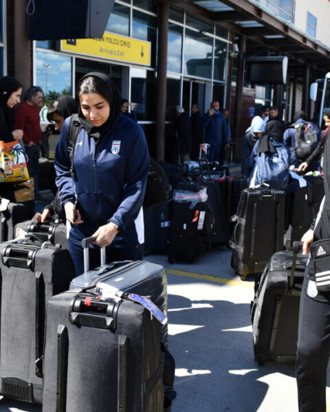 Le régime iranien célèbre le retour de ses footballeuses qui ont "déçu les ennemis" de la nation, provoquant colère au Sénégal et joie au Maroc.