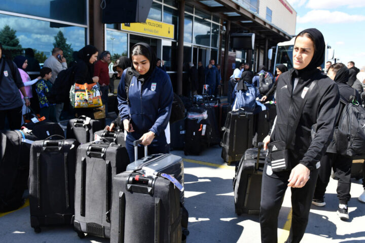 Le régime iranien célèbre le retour de ses footballeuses, qui ont "déçu les ennemis" du pays, tandis que Lyon s'incline et quitte la Ligue.