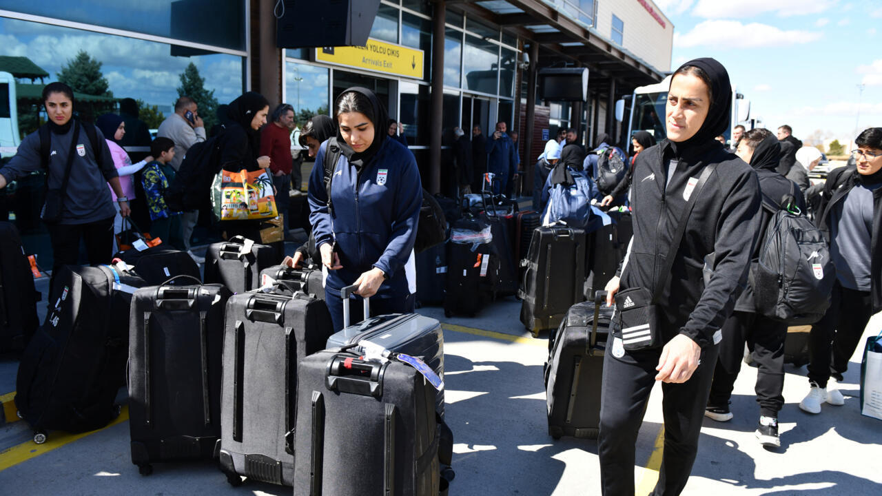 Le régime iranien célèbre le retour de ses footballeuses, qui ont "déçu les ennemis" du pays, tandis que Lyon s'incline et quitte la Ligue.