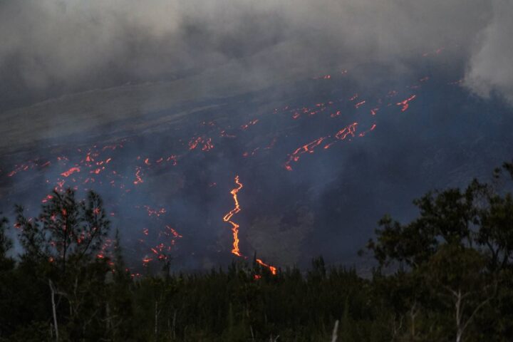 Le volcan Piton de la Fournaise à la Réunion reprend son activité éruptive après une courte pause