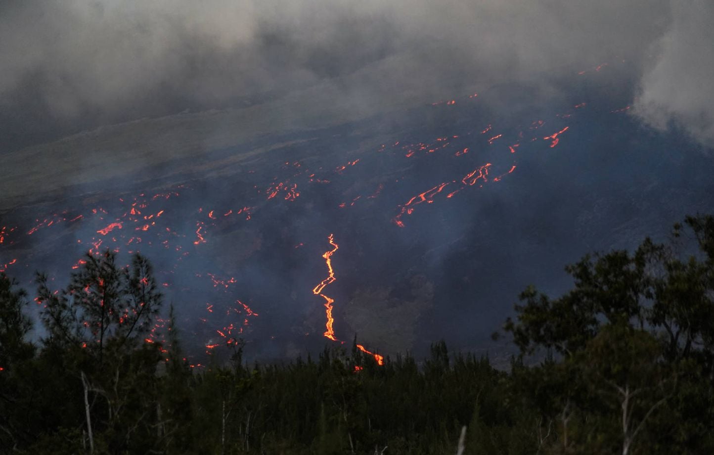 Le volcan Piton de la Fournaise à la Réunion reprend son activité éruptive après une courte pause