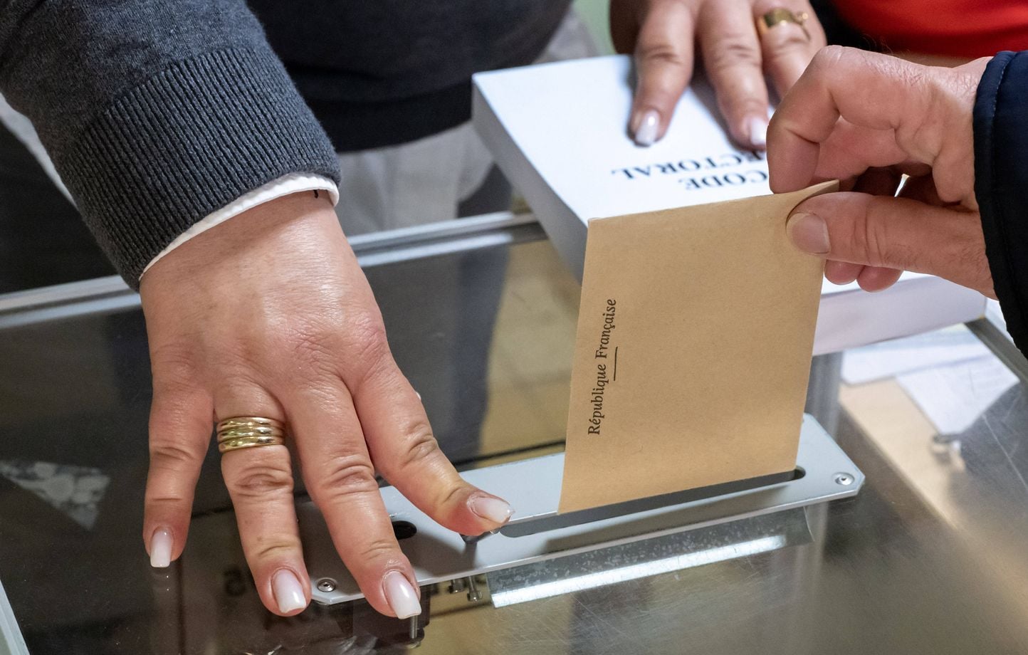 Les bureaux de vote ouvrent pour le second tour des municipales 2026 en France