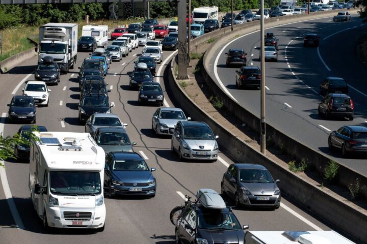 Les propositions controversées en faveur de la voiture lors des élections municipales de 2026