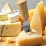 Manger du fromage sans augmenter son cholestérol : quelles options santé ?