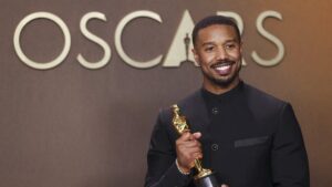Michael B. Jordan célèbre son Oscar dans un fast-food américain après sa victoire aux Oscars 2026