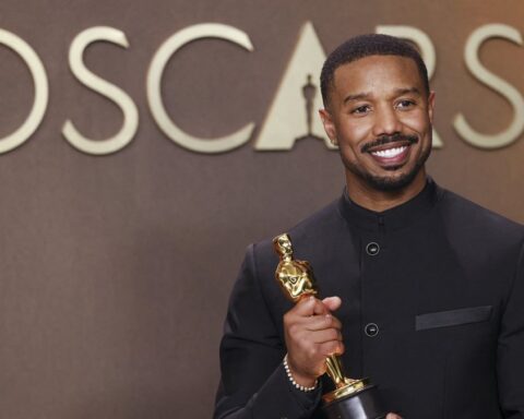 Michael B. Jordan célèbre son Oscar dans un fast-food américain après sa victoire aux Oscars 2026