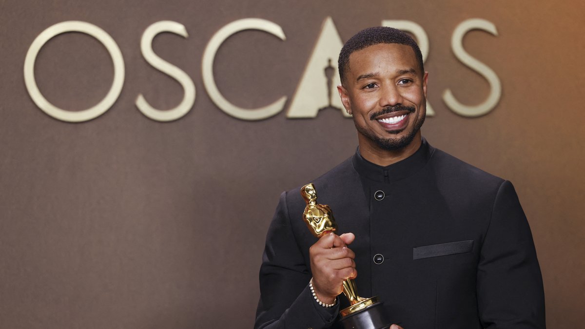 Michael B. Jordan célèbre son Oscar dans un fast-food américain après sa victoire aux Oscars 2026