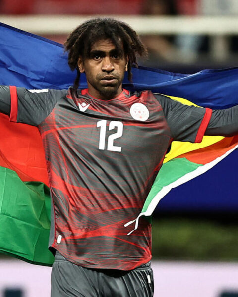 Mondial 2026 : la Nouvelle-Calédonie éliminée en demi-finale des barrages par la Jamaïque. Les Bleus ajustent leurs stratégies à Bos.