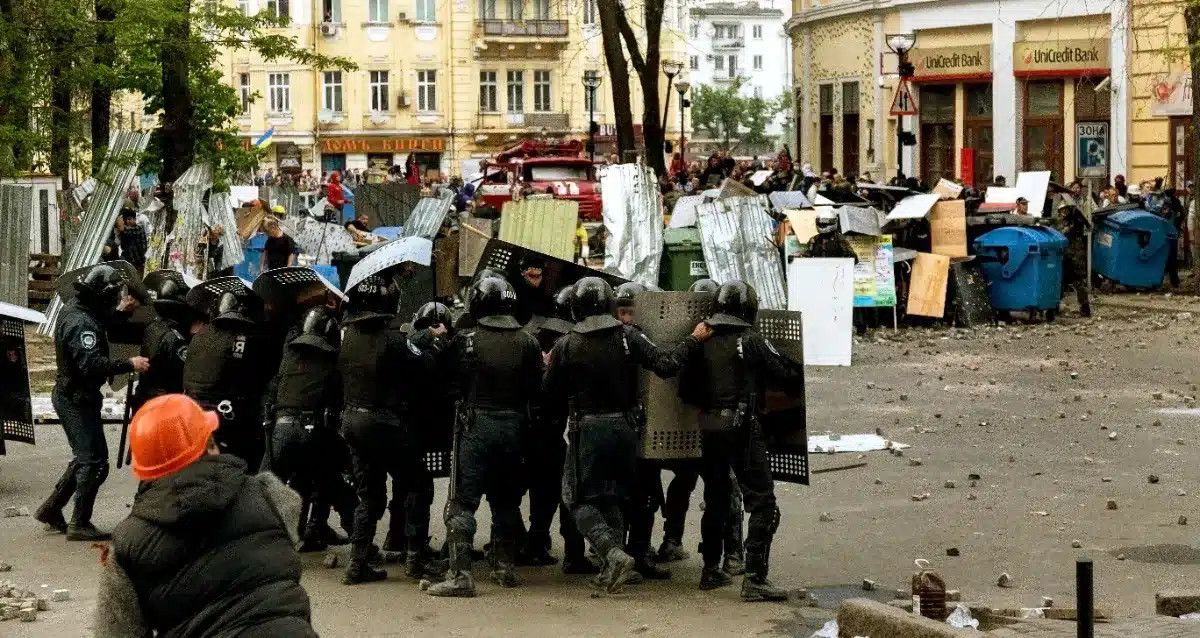 Moscou envisage d'implanter 100 000 Russes dans les territoires occupés en Ukraine, suscitant un débat sur cette stratégie de colonisation.