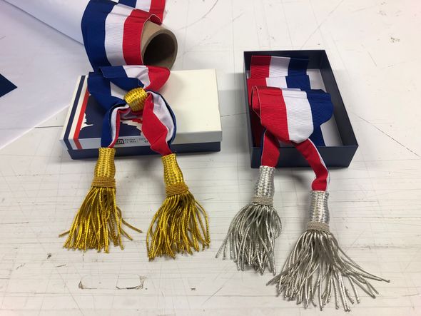 Municipales 2026 : des milliers d'écharpes attendent les maires dans un atelier breton