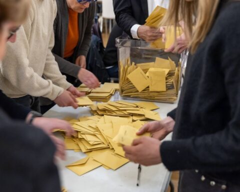 Municipales 2026 en Bretagne : la droite s'empare de nombreuses villes face à l'effondrement du socialisme