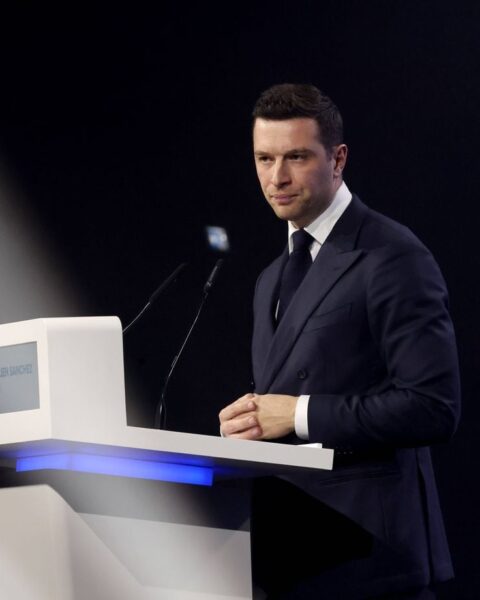 Municipales 2026 : enjeux et stratégies des partis en vue des élections de mars