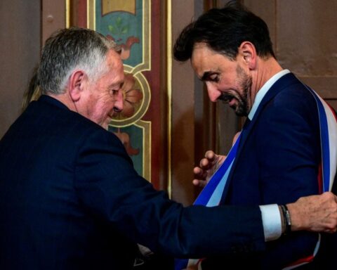 Municipales à Lyon : Jean-Michel Aulas remet l’écharpe de maire à Grégory Doucet sans recours pour irrégularités