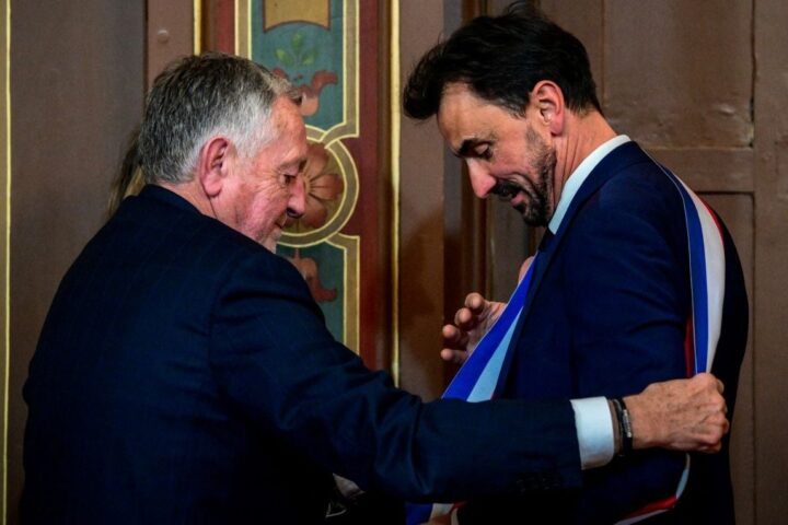 Municipales à Lyon : Jean-Michel Aulas remet l’écharpe de maire à Grégory Doucet sans recours pour irrégularités