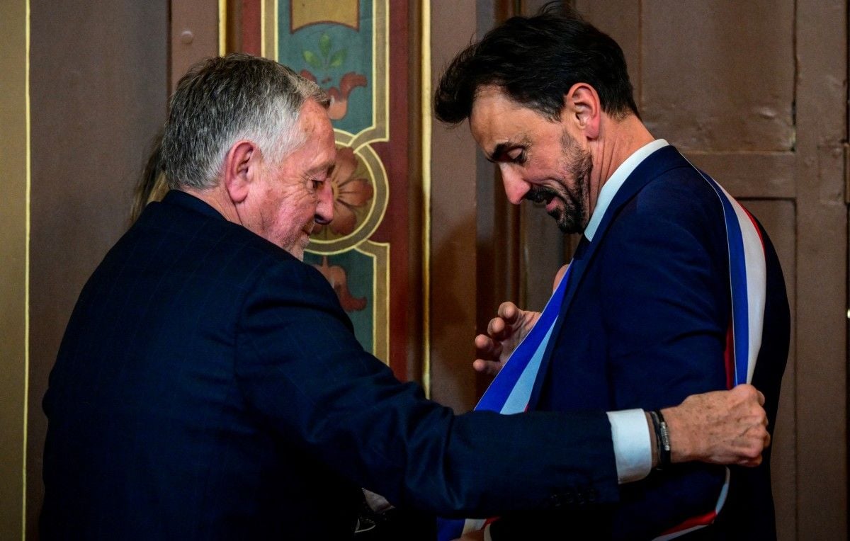 Municipales à Lyon : Jean-Michel Aulas remet l’écharpe de maire à Grégory Doucet sans recours pour irrégularités