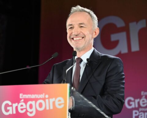 Municipales à Paris : Grégoire en tête du premier tour, appelle au vote utile pour contrer la droite