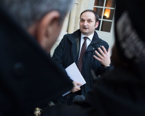 Saint-Étienne : Régis Juanico remporte les municipales 2026 après le scandale Perdriau