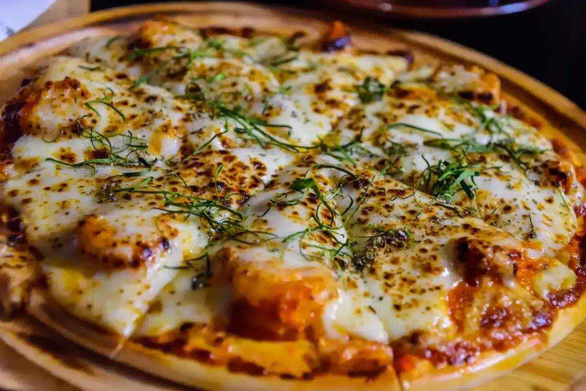 Sans micro-ondes ni four : la méthode des chefs pour réchauffer une pizza croustillante