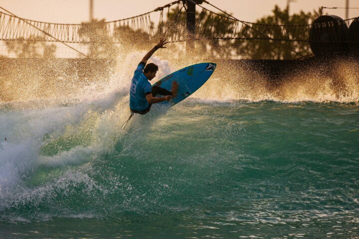 Surf Abu Dhabi : une révolution dans le monde des vagues artificielles pour le surf