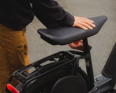 Un entrepreneur français invente une selle biplace adaptable sur 99 % des vélos