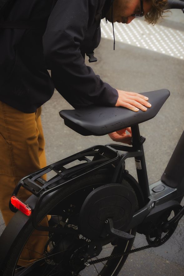 Un entrepreneur français invente une selle biplace adaptable sur 99 % des vélos