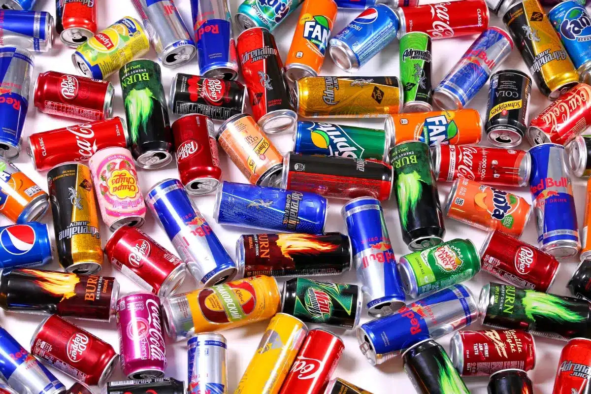 Un homme finance une maison de deux chambres grâce à la collecte de canettes : les distributeurs de consigne lui rapportent un bénéfice inattendu.