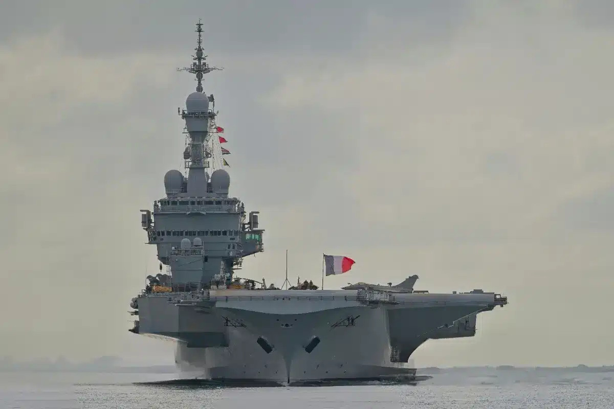 Un marin français court sur le pont : son application de fitness révèle la position précise du porte-avions Charles de Gaulle.