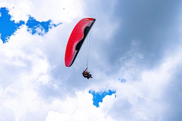 Une Italienne de 28 ans meurt lors d'un vol en parapente à Tenerife avec un instructeur
