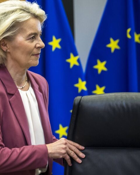Ursula von der Leyen qualifie la réduction du nucléaire en Europe d'« erreur stratégique » lors d'une réunion à Paris