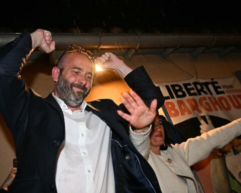 Vincent Bouget, nouveau maire communiste de Nîmes, remporte les municipales 2026