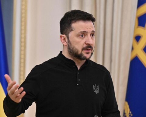 Volodymyr Zelensky arrive à Paris pour discuter de la pression sur la Russie avec Emmanuel Macron