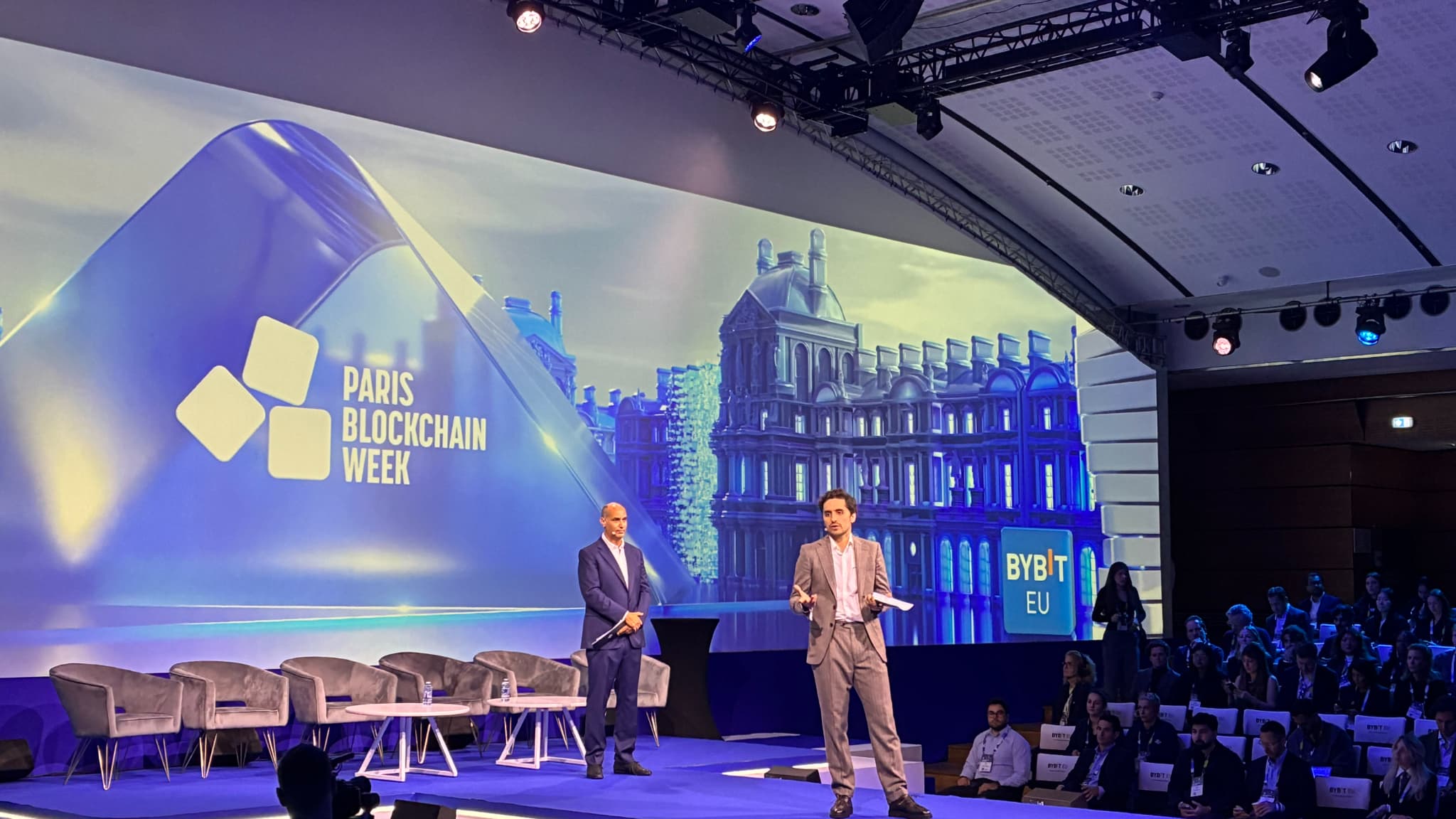 À la Paris Blockchain Week, les détenteurs de cryptomonnaies expriment leur désir de quitter la France en raison des menaces sécuritaires