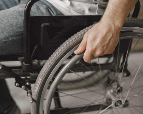 Accessibilité accrue des fauteuils roulants pour 185 000 personnes grâce à la réforme