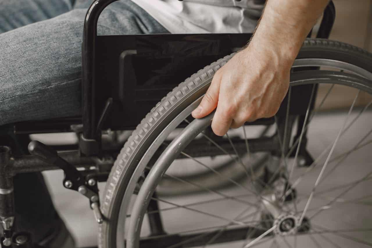 Accessibilité accrue des fauteuils roulants pour 185 000 personnes grâce à la réforme