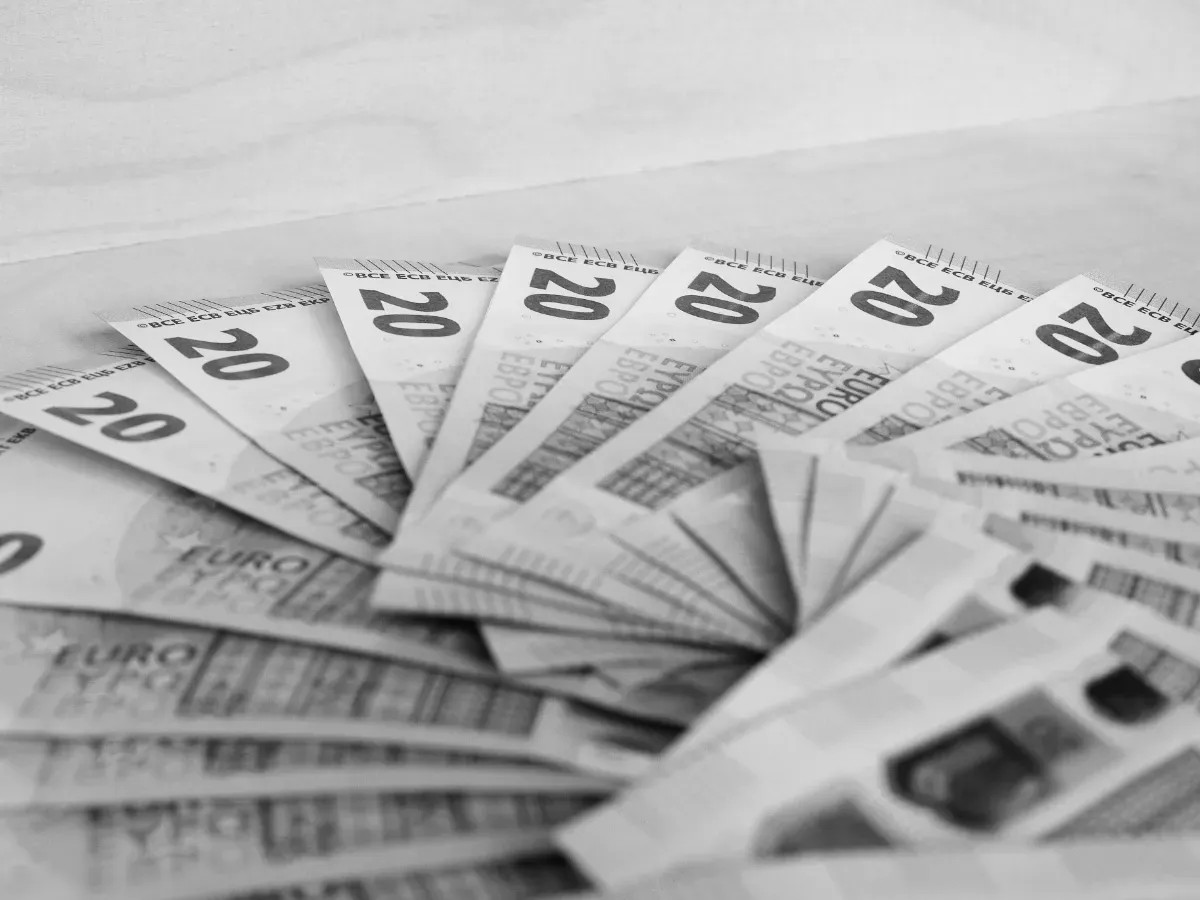 Adieu à la carte bancaire : une nouvelle méthode de retrait d'espèces se déploie dans toute la France, au grand étonnement des banquiers.