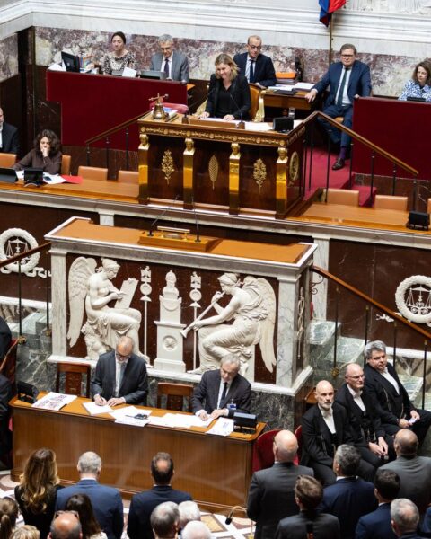 Adoption d'une loi contre la fraude sociale et fiscale : tensions et critiques de la gauche