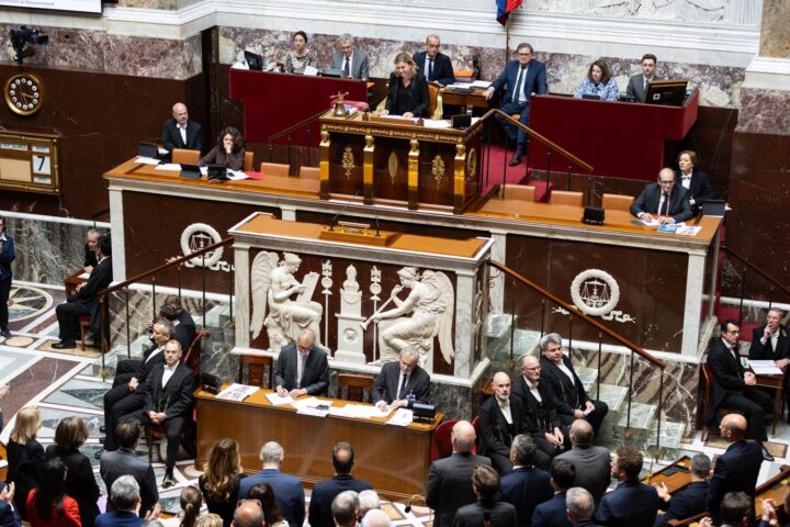 Adoption d'une loi contre la fraude sociale et fiscale : tensions et critiques de la gauche