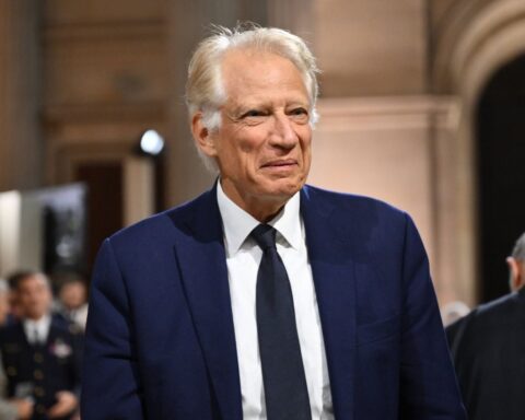 Affaire Villepin : deux statuettes de Napoléon offertes par Robert Bourgi relancent le débat sur la présidentielle de 2027