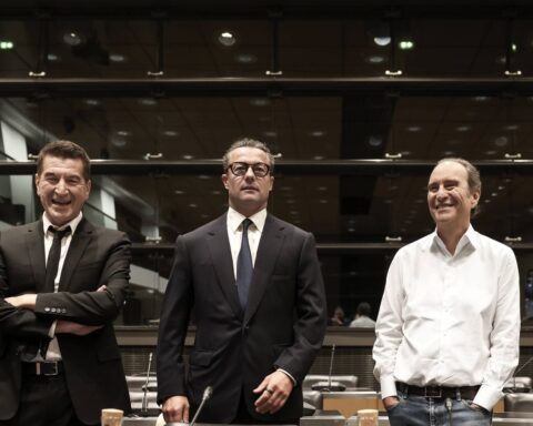 Audition de Niel et Pigasse devant la commission sur l'audiovisuel public : tensions élevées et critiques acerbes