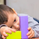 Autisme : repérer les premiers signes chez les jeunes enfants en France