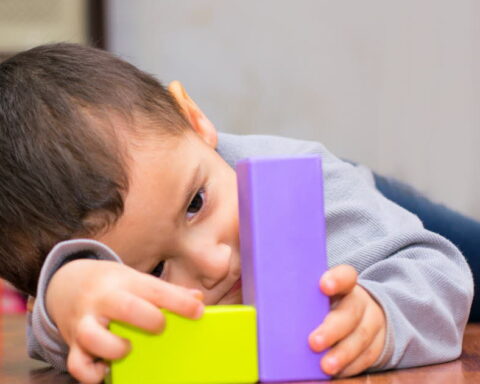 Autisme : repérer les premiers signes chez les jeunes enfants en France