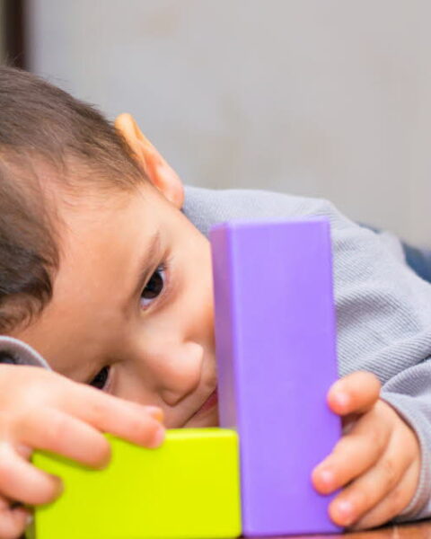Autisme : repérer les premiers signes chez les jeunes enfants en France