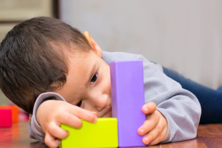 Autisme : repérer les premiers signes chez les jeunes enfants en France