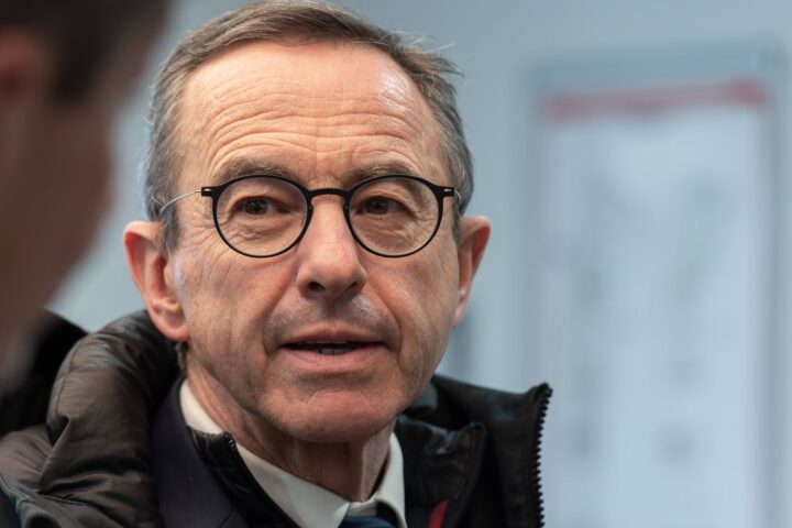 Bruno Retailleau qualifie Marine Le Pen de « girouette » après ses critiques