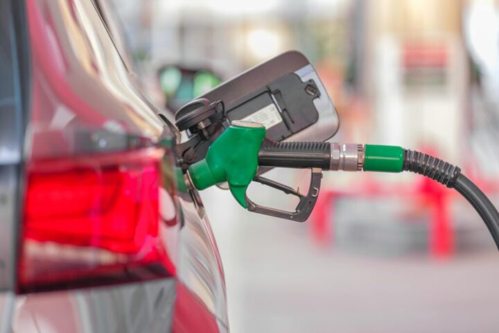 Carburant : Michel-Édouard Leclerc annonce des prix élevés persistants.
